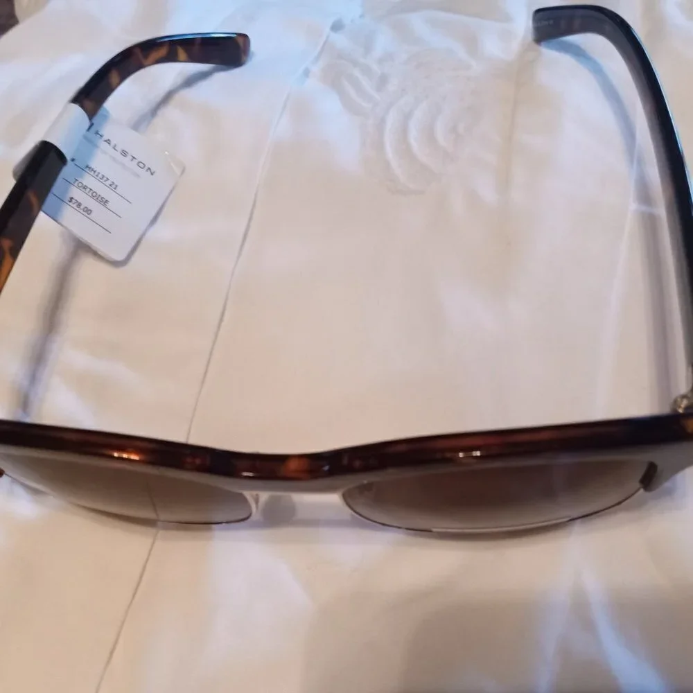 Halston Sunglasses Gold Rim Tortoise Shell Wayfarer NWT